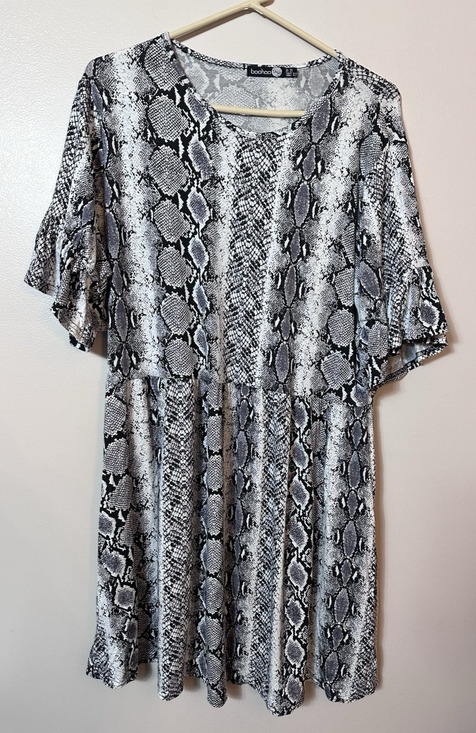 Boohoo Dresses & Skirts - Boohoo Dress Womens US 12 Tall‎ Black White Snake Print Mock Ruffle Sleeve NWOT
